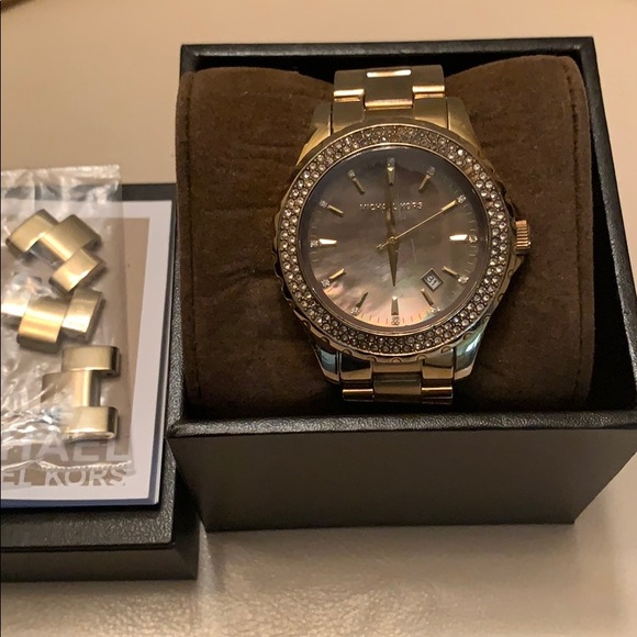 Women’s Michael Kors gold watch - Picture 2 of 4
